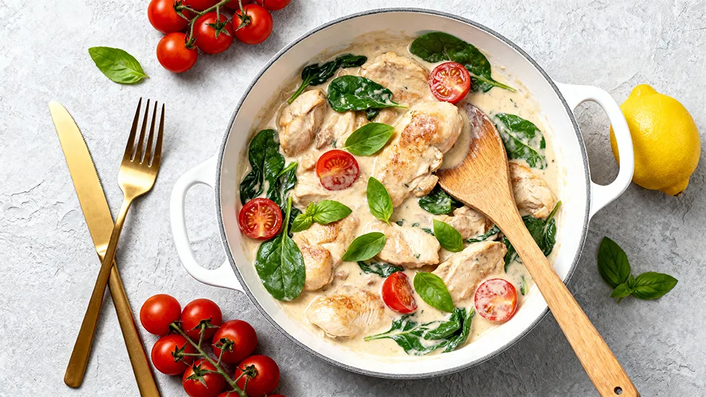 Курица тушеная в сливочном соусе