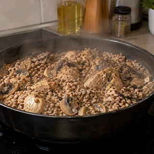 Гречка с грибами, курицей и сливками на сковороде