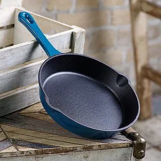 Почему сковорода брызгает маслом?