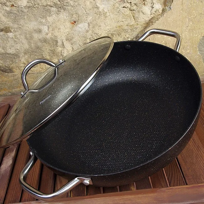 Может ли сковорода загореться и что делать?