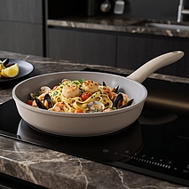 Литая сковорода 28 см с керамическим покрытием Greige pro