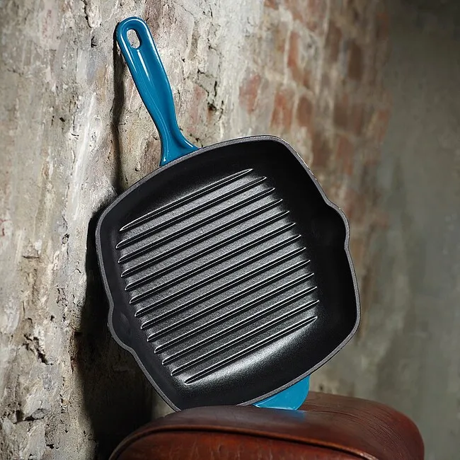 Почему сковорода выгибается?