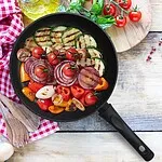 Какая нужна сковорода для жарки лука и овощей