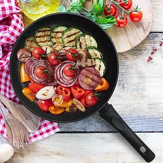 Какая нужна сковорода для жарки лука и овощей