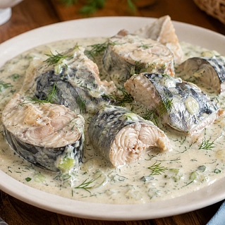 Тушеная скумбрия: рецепт с луком и морковью