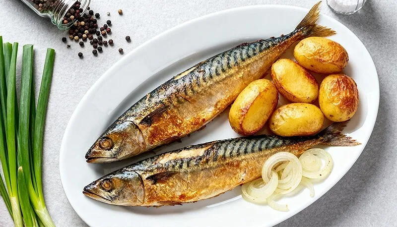 Скумбрия в духовке: рецепт сочной рыбы